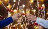 Deux personnes qui fêtent le nouvel an avec du champagne