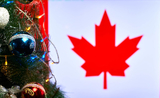 Un drapeau canadien avec un sapin de Noël au premier plan