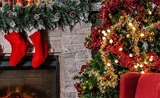 Une pièce avec un âtre de cheminée décorée pour Noël au Royaume-Uni, pas comme en 1647