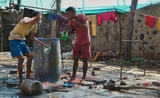 Deux hommes se lavant dans la rue en Inde