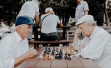 personnes âgées jouent aux échec