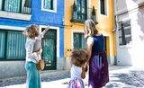 un agent immobilier présente un apartement à une famille, à Barcelone