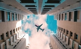 Avion dans le ciel qui surplombe des bâtiments