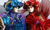 Deux personnes déguisées pour le carnaval de Venise