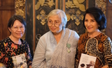 Maria Antonia Rahartati Bambang Haryo ou Ibu Tati lors du lancement de son livre