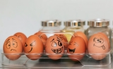 Panier d'œufs sur lesquels sont dessinés des visages