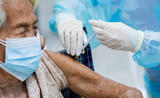 Vaccination de personnes âgées en Thaïlande