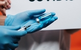 Une personne remplissant une seringue de vaccin