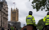 Policiers à cheval devant Westminster à Londres