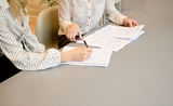 une employée signe son contrat d'embauche en Espagne