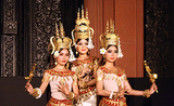 Trois danseuses traditionnelles cambodgiennes
