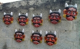 des représentations de thirusti bommai accrochées sur un mur