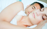 Couple qui dort avec belle lumière et peau bien hydratée