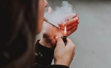 jeune femme fumant une cigarette