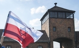 camp de concentration Auschwitz nazi Pologne drapeau polonais israelien
