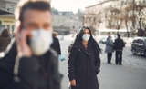 Des personnes portant des masques dans la rue