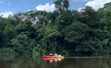 Félix Bald en pirogue dans la forêt amazonienne, un des premiers voyage en solitaire pour l'aventurier