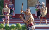 Hommes maoris en Nouvelle-Zélande en tenue traditionnelle