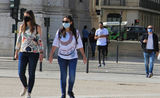 Deux femmes portant le masque sur la place du Comercio à Lisbonne