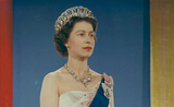 La Reine Élizabeth II portant la couronne, la ceinture bleue et la toge rose en 1959