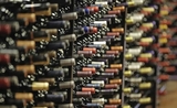 bouteilles de vin rangées dans une cave