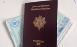 un passeport français, une carte d'identité française et un document d'identité espagnol pour étrangers (NIE)