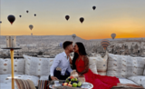 Lesly et Jeremy s'embrassant devant un coucher de soleil durant à Cappadocia