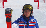 Portrait de la skieuse Mida Jaiman, ses skis à la main