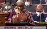 nirmala sitharaman devant le parlement en février 2022
