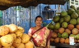 Chitra devant son stand de noix coco à Chennai