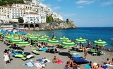 une plages avec des parasols àAmalfi en Italie