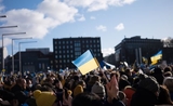 Drapeau ukrainien au milieu d'une foule