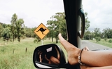 panneau kangourou, personne tenant un rétroviseur de voiture