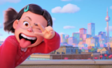 Mei, personnage principale du film Pixar Alerte rouge avec la skyline de Toronto en fond