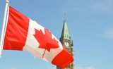 Le drapeau canadien avec un ciel bleu en fond
