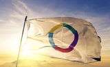 un drapeau blanc avec un cercle de couleurs au centre