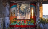 Une peinture réalisée dans un bâtiment abandonné où la nature reprend ses droits