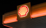 Le logo Shell brille dans la nuit