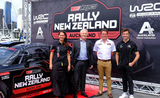 Les organisateurs du rallye d'Auckland devant le sponsor