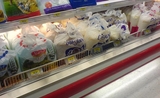 Un rayon de supermarché affichant plusieurs types de sacs de lait