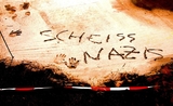 "scheiss nazis" inscrit sur une planche 