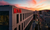 Le soleil se couche sur l'immeuble Netflix