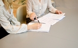 deux femmes écrivent un contrat