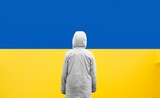 enfant devant une fresque du drapeau ukrainien