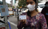 Cambodgienne présentant sa carte de vaccination
