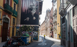 Une œuvre de street art dans le barrio del Carmen représentant une femme en train de fumer
