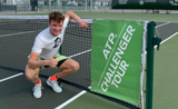 Le tennisman franco-brésilien Gabriel Décamps sur un court de tennis d'un ATP Challenger