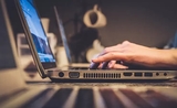 Un journaliste tapant sur le clavier de son ordinateur