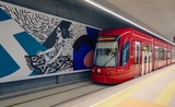 Un métro rouge sur la ligne 10 à Valencia