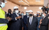 António Guterres visite un site de production de vaccins à l'Institut Pasteur à Dakar avec le Président sénégalais Macky Sall.